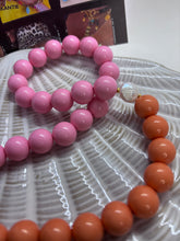 Afbeelding in Gallery-weergave laden, Grote kralenketting oranje/roze mix en boeislot. 2 kanten draagbaar