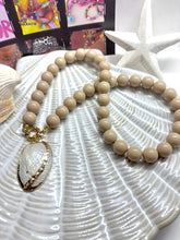 Afbeelding in Gallery-weergave laden, Beige Kralenketting met boeislot en schelpbedel