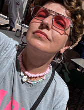 Afbeelding in Gallery-weergave laden, Roze chips ketting met parelmoer schelp bedel