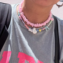 Afbeelding in Gallery-weergave laden, Roze chips ketting met parelmoer schelp bedel