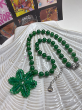 Afbeelding in Gallery-weergave laden, Kralenketting van Jade kralen en facet bloem “Green”