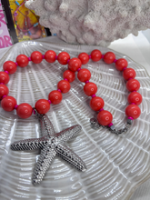Afbeelding in Gallery-weergave laden, Kralenketting Coral kleur met afneembare zilveren bedel