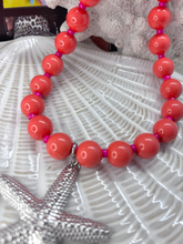 Afbeelding in Gallery-weergave laden, Kralenketting Coral kleur met afneembare zilveren bedel