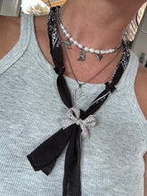 Load image into Gallery viewer, Bandana ketting Black met strik, 2 manieren draagbaar