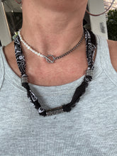 Load image into Gallery viewer, Bandana ketting Black met strik, 2 manieren draagbaar