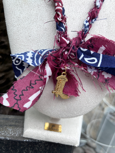 Gevlochten bandana ketting bordeaux/blauw gold “western boot”