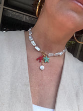 Afbeelding in Gallery-weergave laden, Imitatie zoetwater parel ketting met bedels
