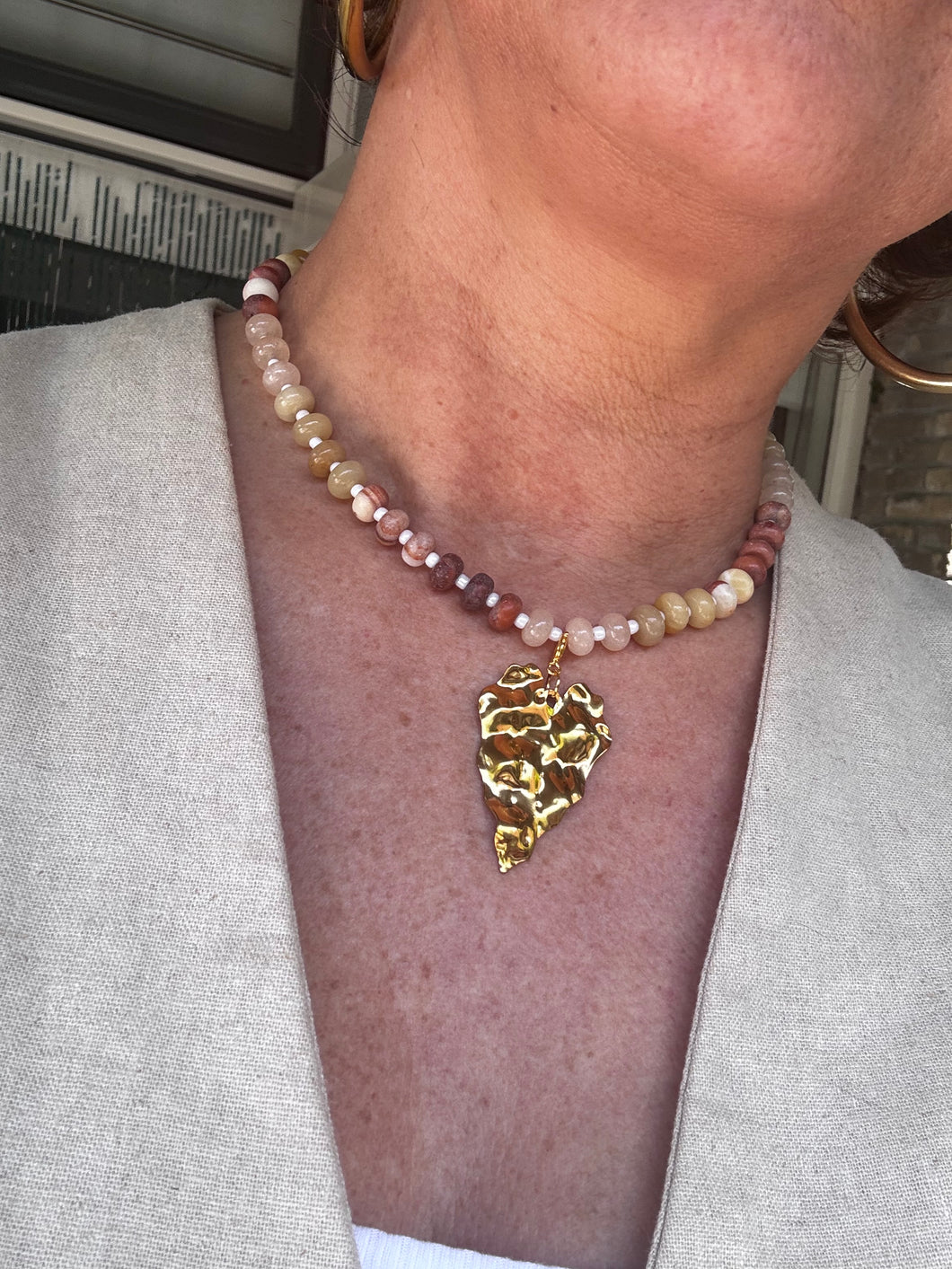 Kralenketting in aardse tinten en hart bedel