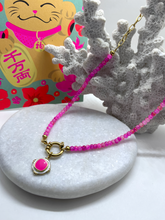 Load image into Gallery viewer, Fuchsia kralenketting met neon pink bedel
