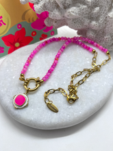 Load image into Gallery viewer, Fuchsia kralenketting met neon pink bedel
