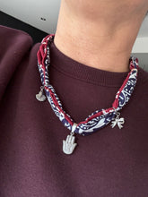 Load image into Gallery viewer, Bandana ketting bordeaux/blue Silver “hamsa”
