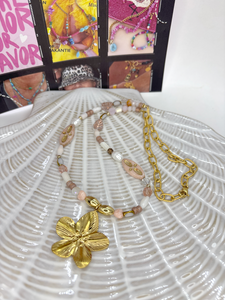 Ecru kleurige kralenketting met bloemen hanger