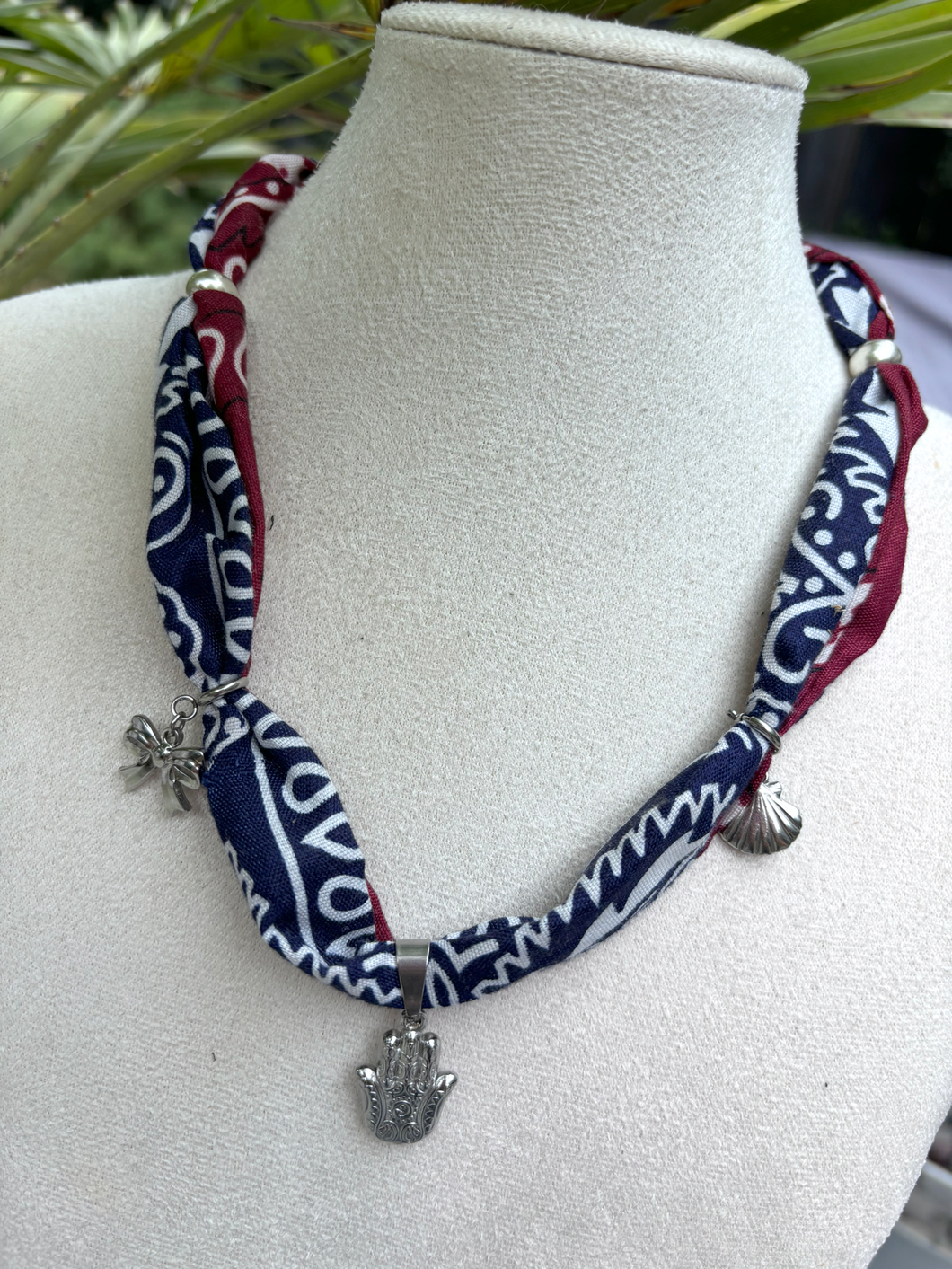 Bandana ketting bordeaux/blue Silver “hamsa”