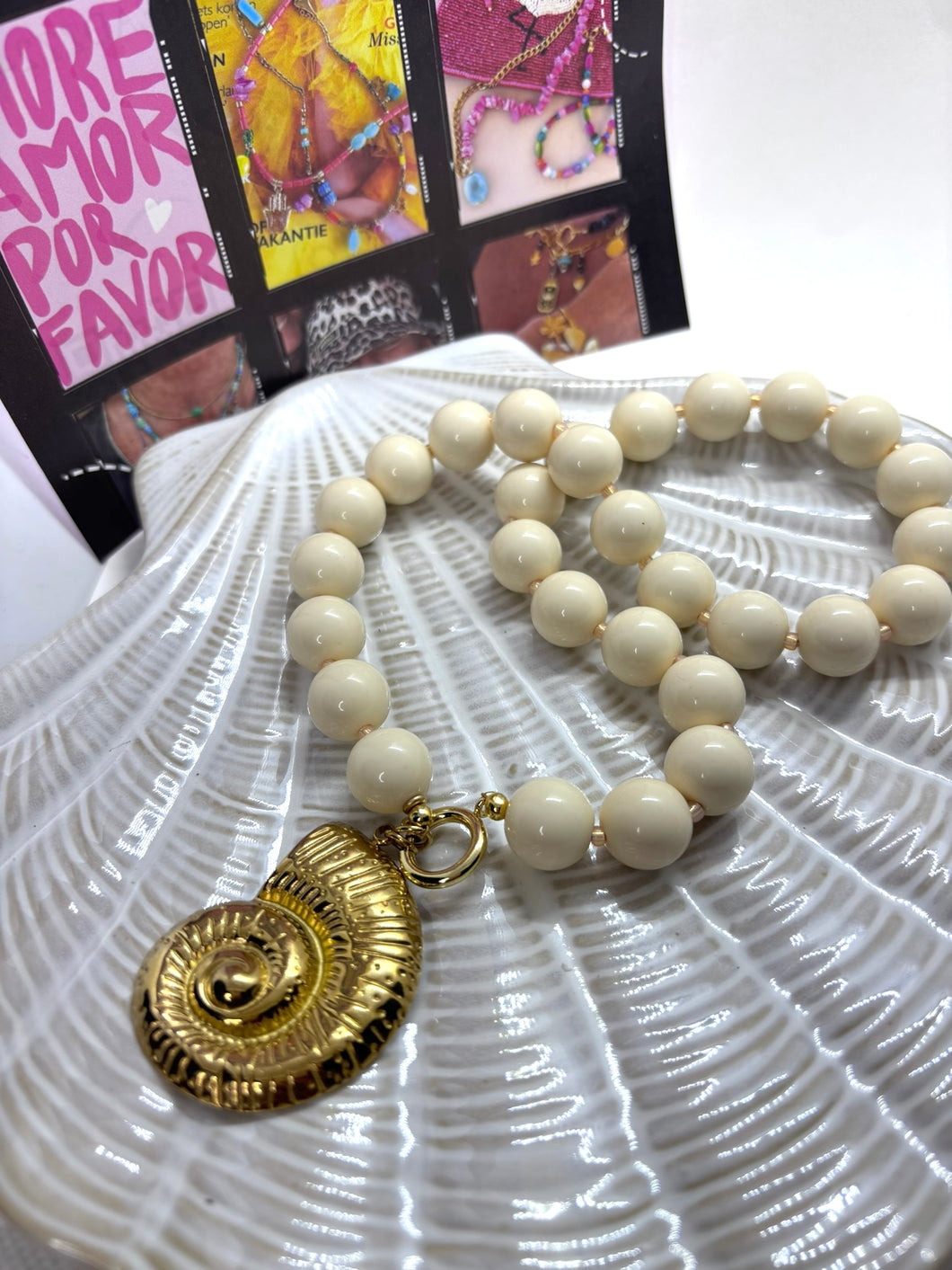 Ecru kralenketting met afneembare schelp bedel