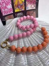 Afbeelding in Gallery-weergave laden, Grote kralenketting oranje/roze mix en boeislot. 2 kanten draagbaar
