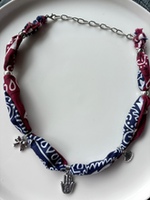 Load image into Gallery viewer, Bandana ketting bordeaux/blue Silver “hamsa”
