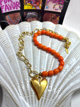 Load image into Gallery viewer, Oranje kralenketting met Stainless steel hart “gold”
