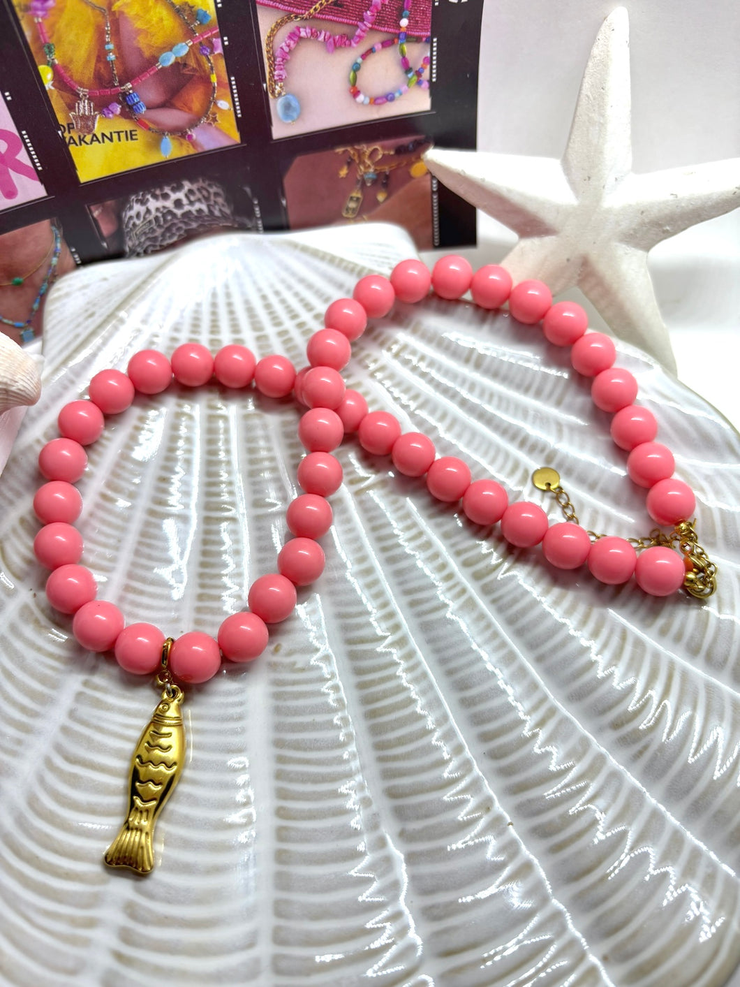 Coral kralenketting met afneembare vis bedel