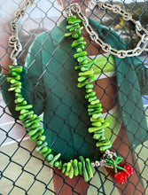 Afbeelding in Gallery-weergave laden, Groene chips ketting met kers “Sophie”
