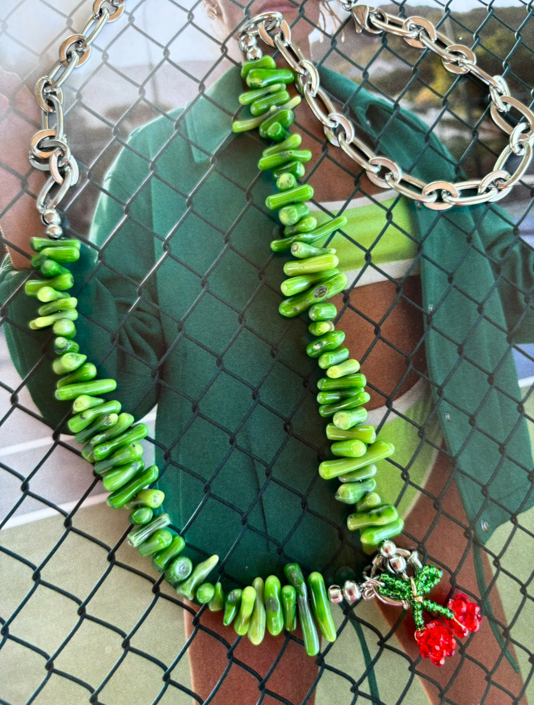 Groene chips ketting met kers “Sophie”