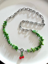 Afbeelding in Gallery-weergave laden, Groene chips ketting met kers “Sophie”
