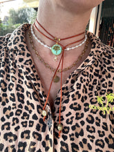 Load image into Gallery viewer, Cognac kleurige koord ketting met aqua firefly bedel
