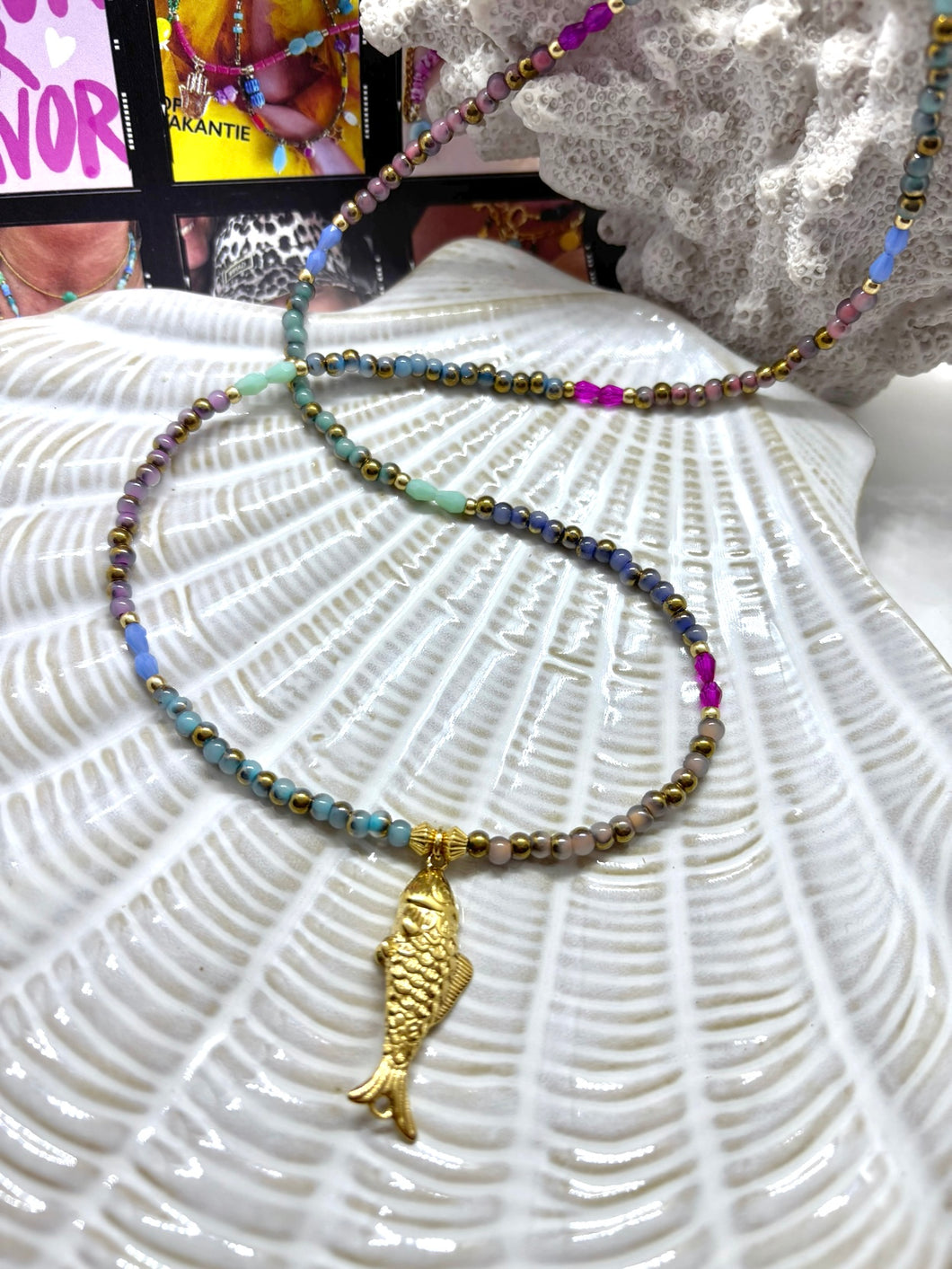 Lange kralenketting met vis