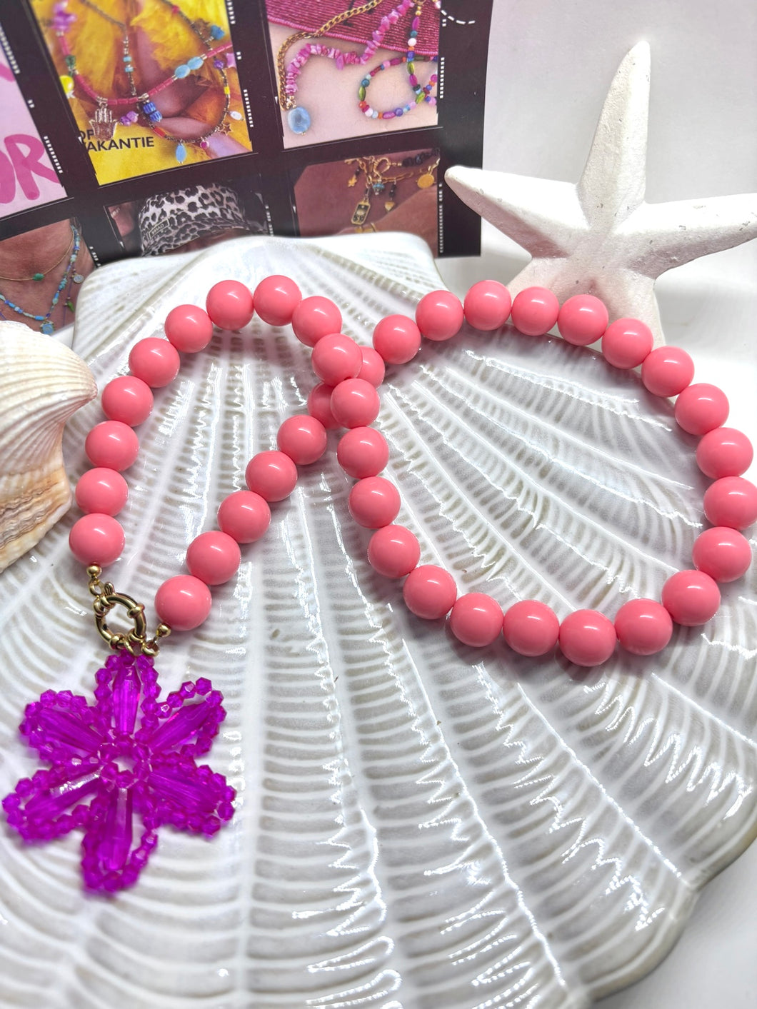 Coral kralenketting met boeislot en facet bloem bedel