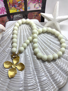Vanille Kralenketting met boeislot en bloem bedel