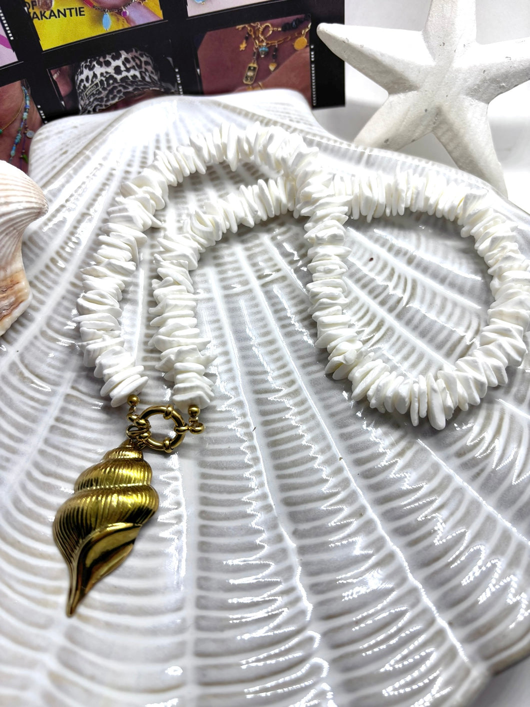 Schelpkralen ketting met boeislot en schelp bedel