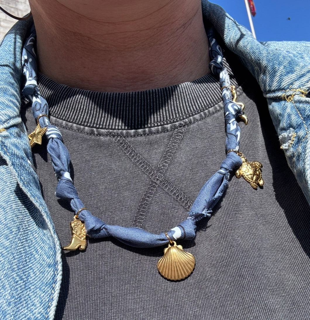 Blauwe bandana ketting met bedels “grey blue”