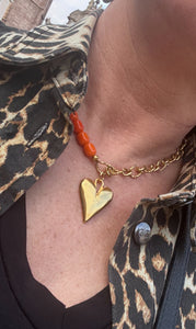 Oranje kralenketting met Stainless steel hart “gold”
