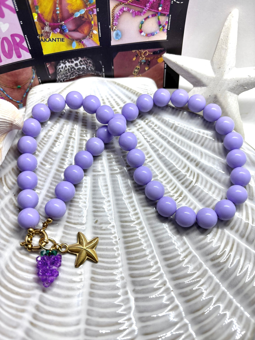 Lila Kralenketting met boeislot en druiven bedel