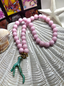 Roze kralenketting boeislot met aqua koraal bedel