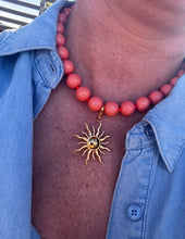 Afbeelding in Gallery-weergave laden, Oranje kralenketting met verwijderbare Zon bedel “Sunshine”
