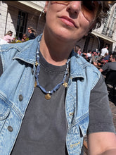 Load image into Gallery viewer, Blauwe bandana ketting met bedels “grey blue”
