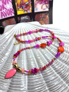 Kralenketting met roze, rood en oranje kralen