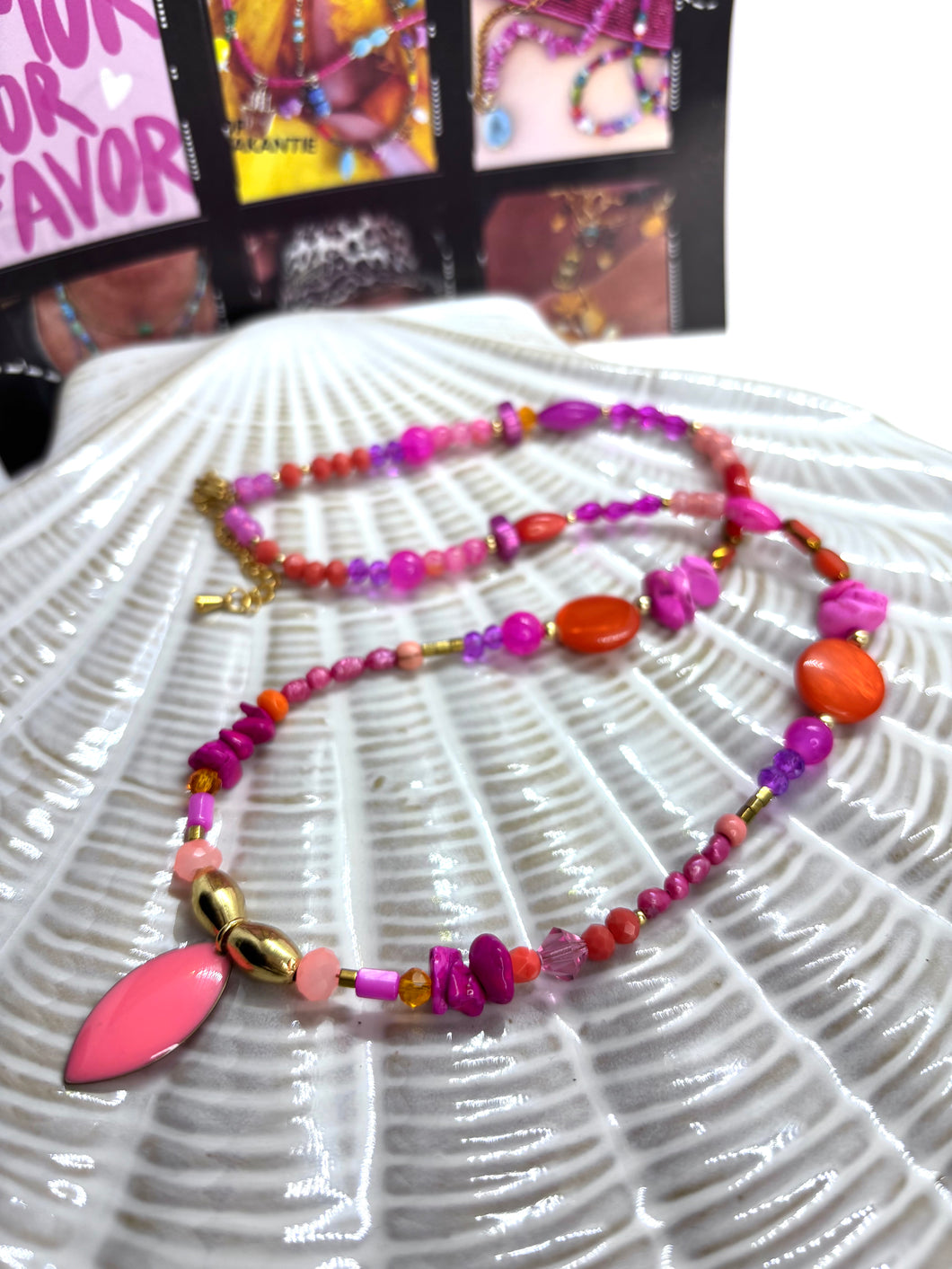 Kralenketting met roze, rood en oranje kralen
