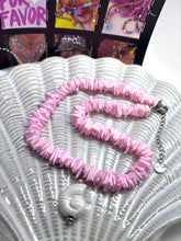 Afbeelding in Gallery-weergave laden, Roze chips ketting met parelmoer schelp bedel
