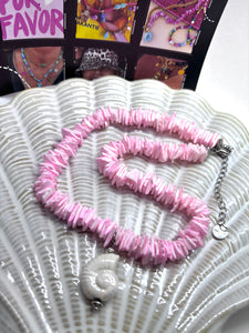 Roze chips ketting met parelmoer schelp bedel