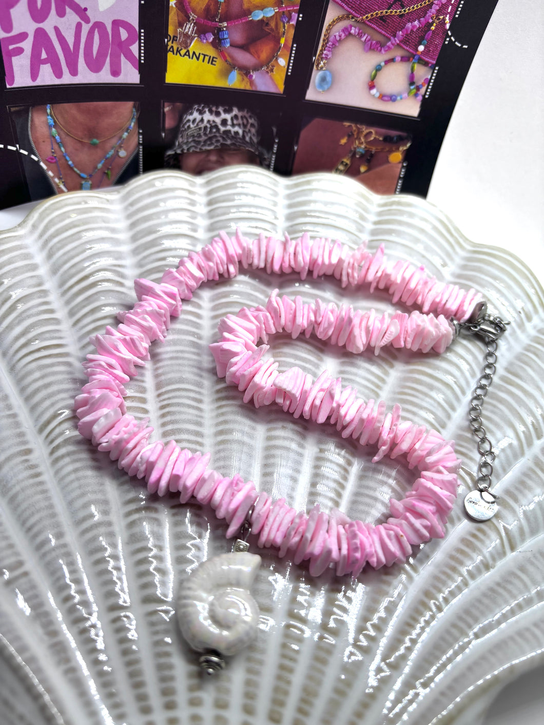 Roze chips ketting met parelmoer schelp bedel