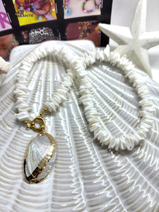 Schelpkralen ketting met boeislot en schelpbedel