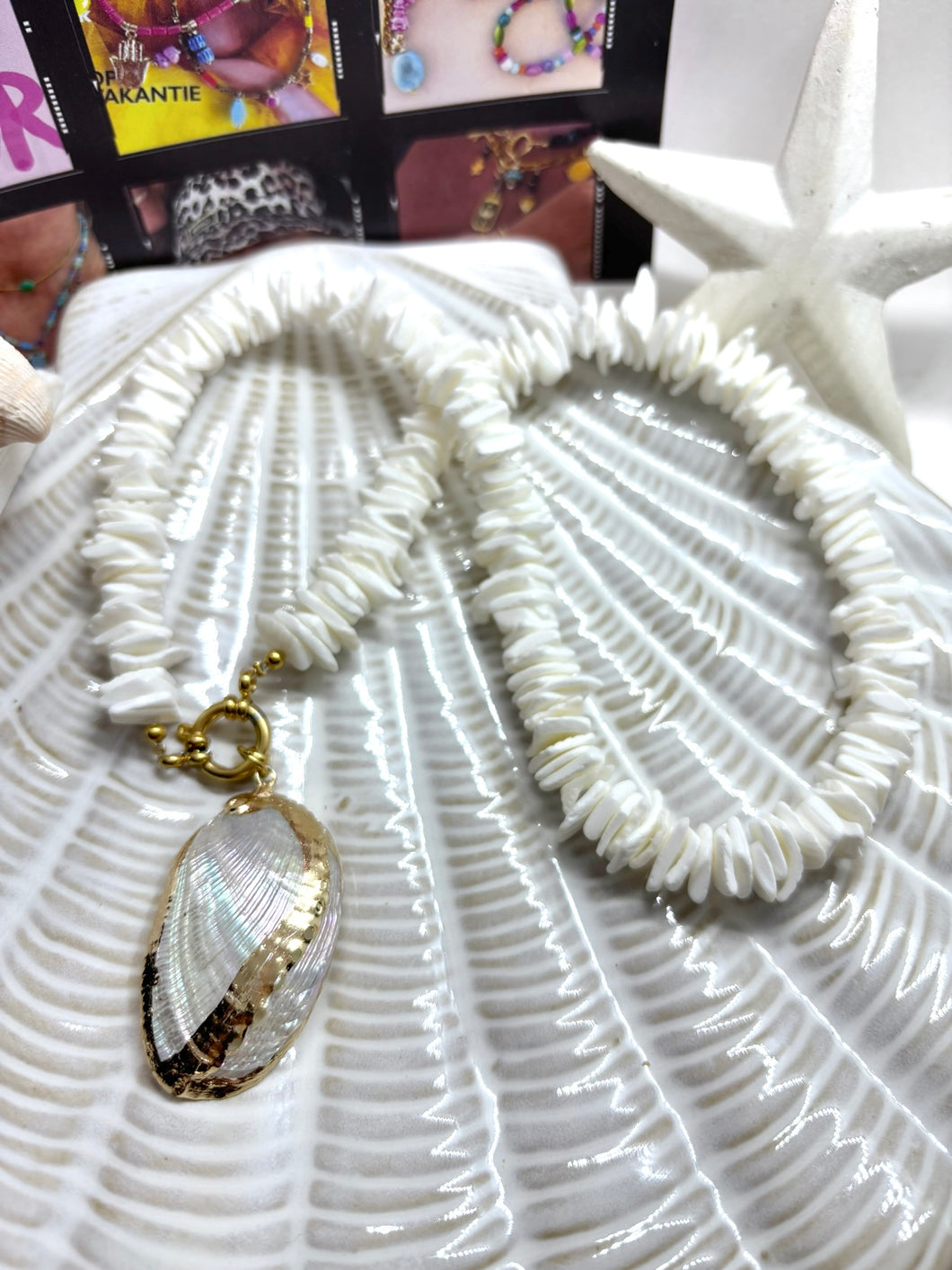 Schelpkralen ketting met boeislot en schelpbedel