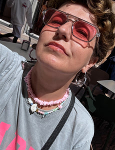 Roze chips ketting met parelmoer schelp bedel