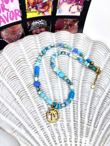 Turquoise kralenketting met palm bedel “gold”