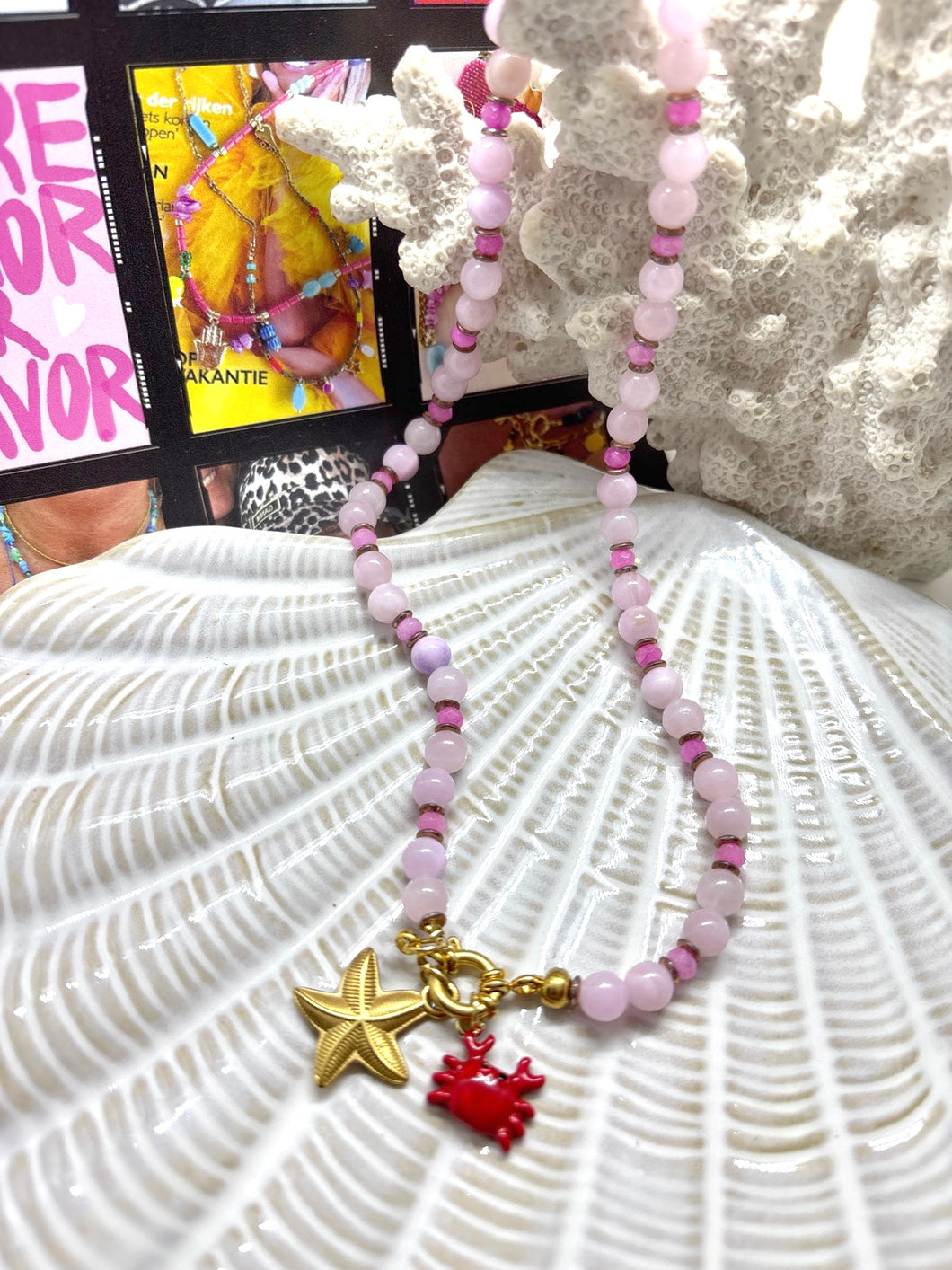 Natuurstenen kralenketting met boeislot pink