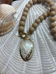 Beige Kralenketting met boeislot en schelpbedel
