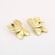 Load image into Gallery viewer, Stainless steel leave oorbellen “gold”
