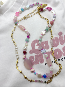 De “Elianne” kralenketting met Rozenkwarts gold