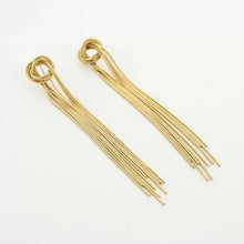 Load image into Gallery viewer, Stainless steel long golden fringe oorbellen “Jean”
